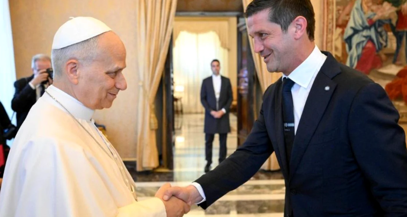 Chivu a dat mâna cu Papa Leon  Foto/vatiannews.va
