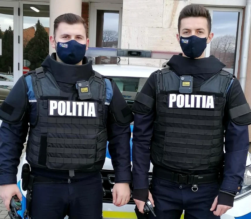 
    Adrian și Andrei sunt mândri că au reușit să salveze de la moarte un om rătăcitFoto: Ministerul de Interne  