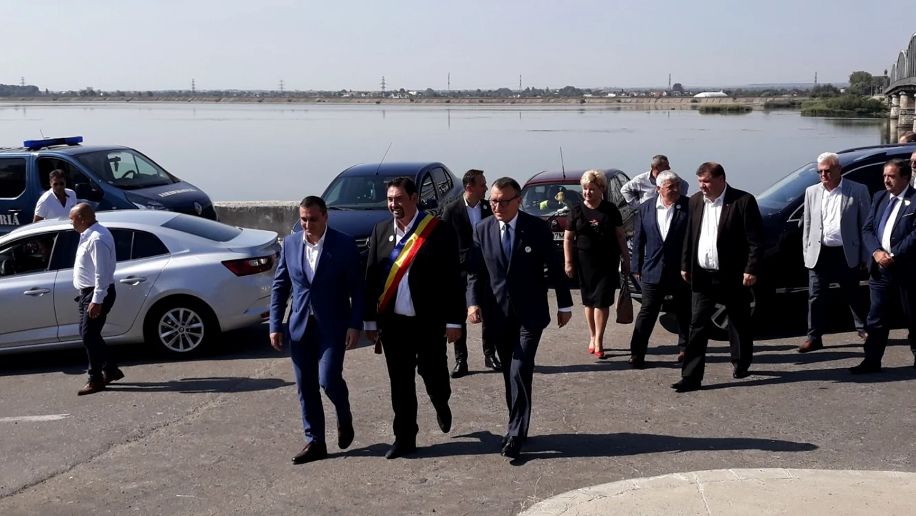 Cu onoruri au fost primiţi mai întâi politicienii FOTO: Alina Mitran