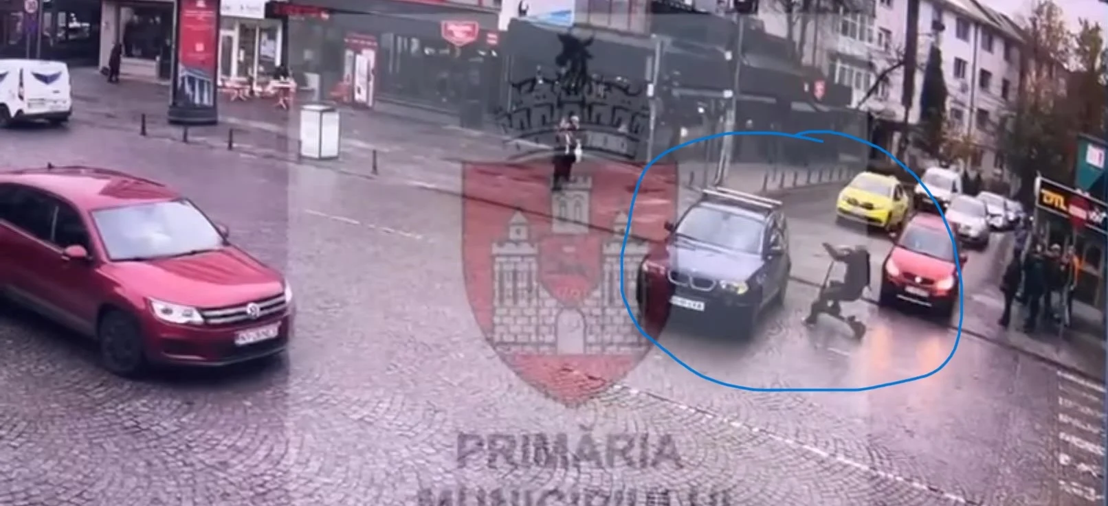 Imagini virale din Iași: momentul în care un bărbat pe trotinetă intră în plin într-un autoturism, după ce a trecut pe roşu