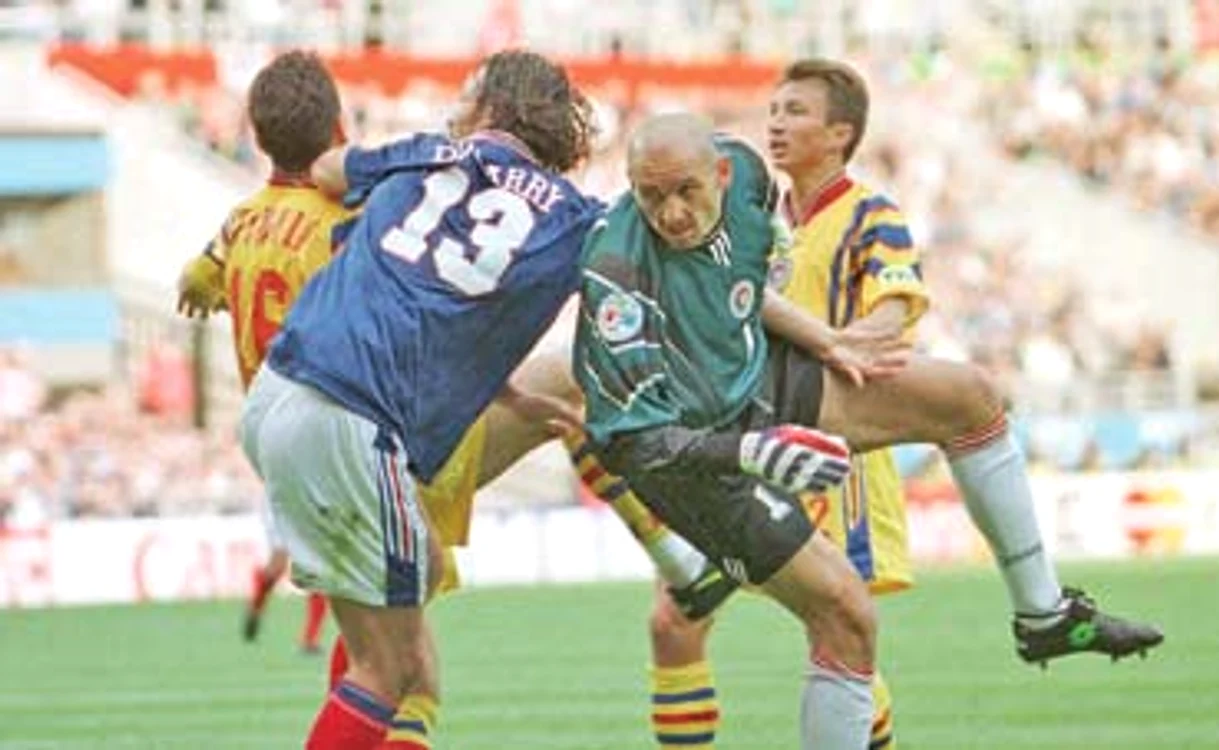 Euro 1996, Franţa - România 1-0: Bogdan Stelea a ieşit la marginea careului, mingea a trecut de el şi Dugarry a trimis în plasă