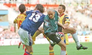 Euro 1996, Franţa   România 1 0: Bogdan Stelea a ieşit la marginea careului, mingea a trecut de el şi Dugarry a trimis în plasă jpeg
