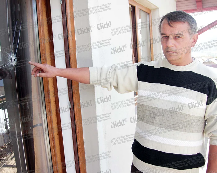 
    Mircea Iremciuc ne arată  distrugerile provocate  de gloanţele trase asupra  locuinţei sale  