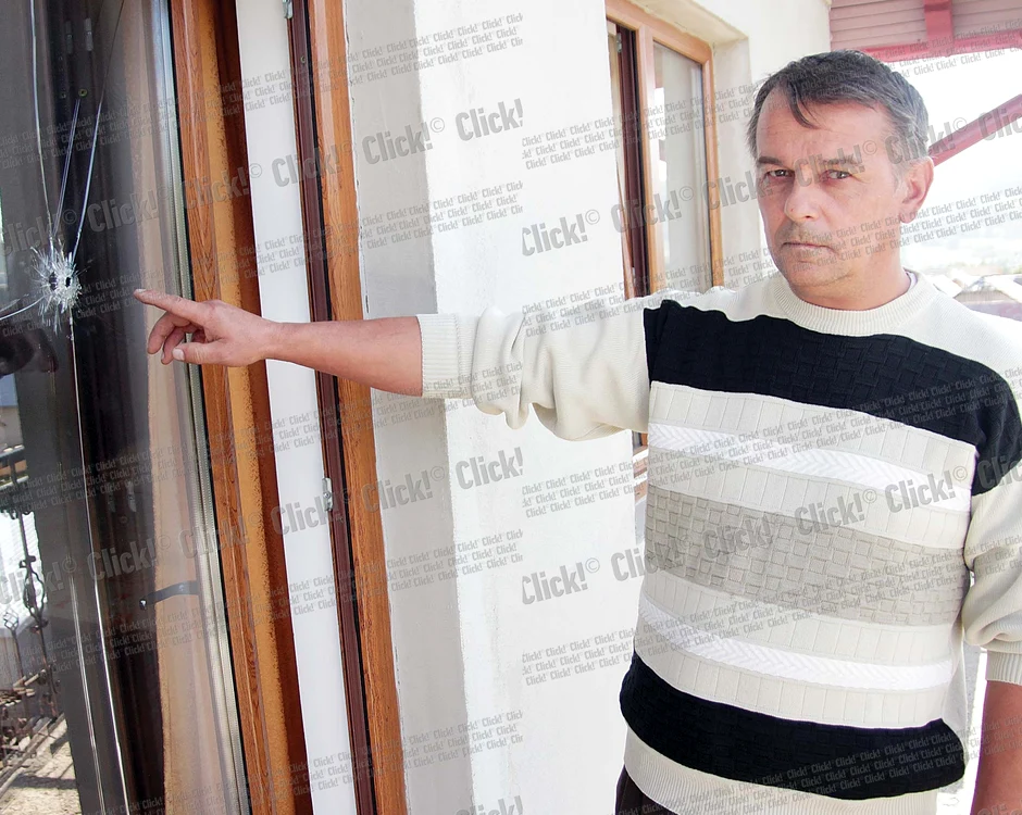 
    Mircea Iremciuc ne arată  distrugerile provocate  de gloanţele trase asupra  locuinţei sale  