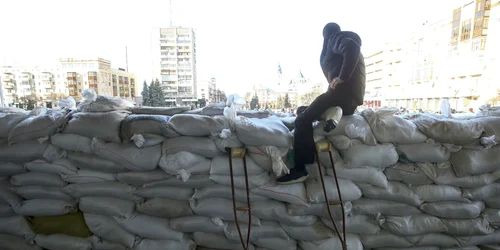 Barbat pe baricada la Jitomir FOTO Unian