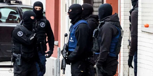 Operaţiunea de căutare a teroriştilor la Bruxelles FOTO AP