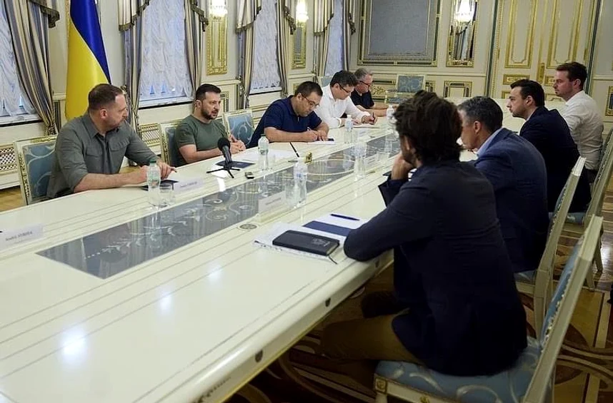 Harry Nedelcu, al treilea din dreapta, la o întâlnire cu președintele Zelenski FOTO arhiva personală