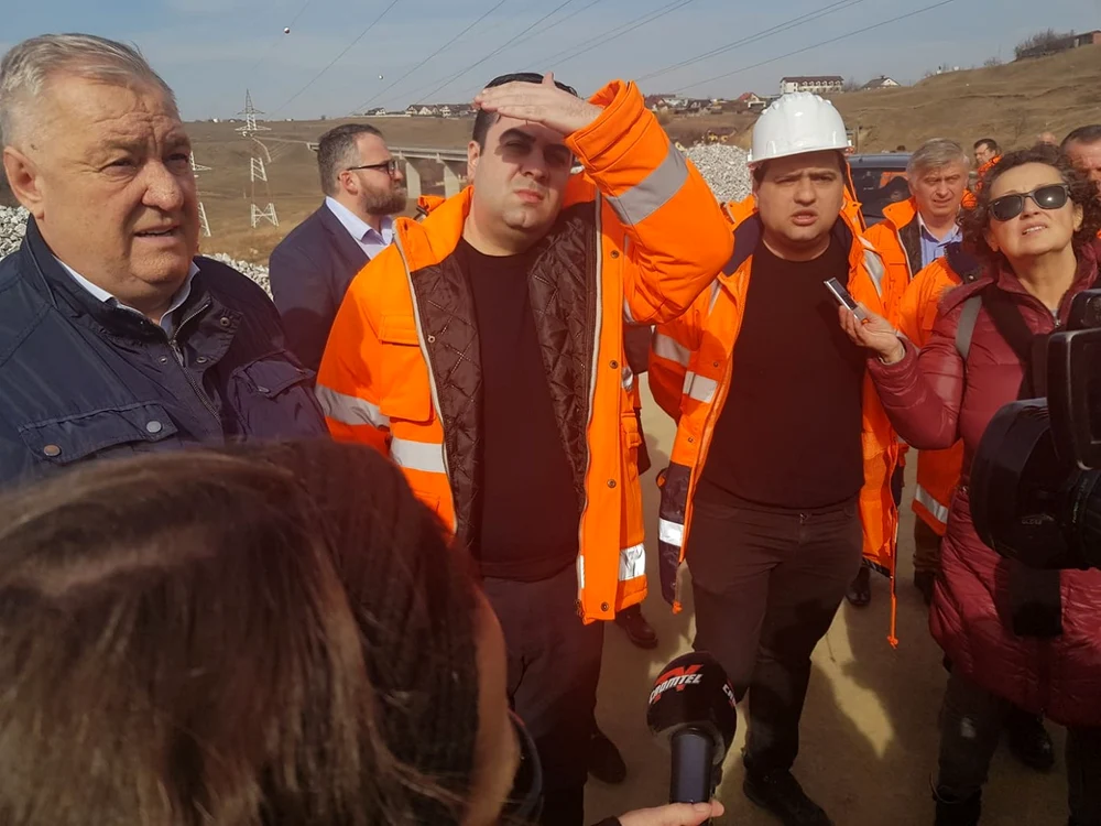 Răzvan Cuc, la şoseaua de centură a Sucevei. FOTO: Oana Şlemco