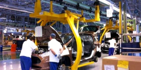 Angajaţii Ford vor intra în şomaj tehnic timp de două săptămâni   