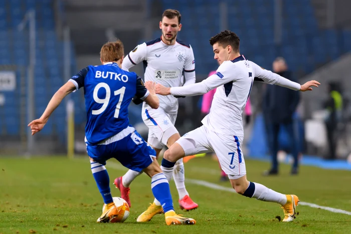 
    Ianis Hagi, în duel cu apărătorii poloneziFoto: EPA-EFE  