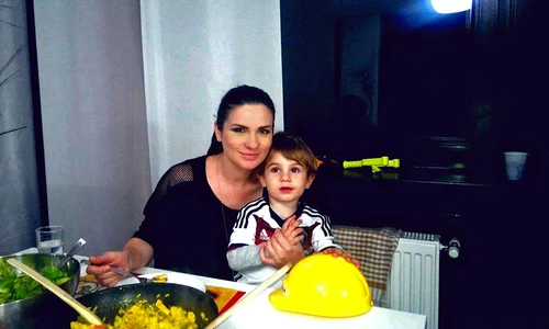 Ellie White şi fiul ei, Mihai jpeg