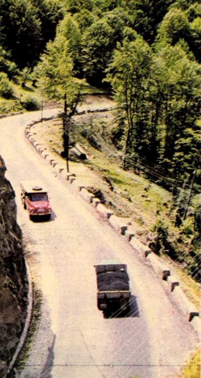 Șoseaua spre Lacul Vidra. 1971. Sursa: revista Flacăra
