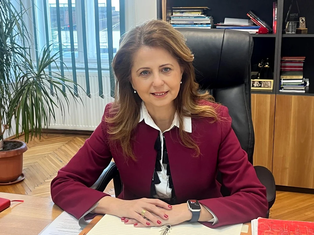 Profesor Liliana Muntean sta la birou