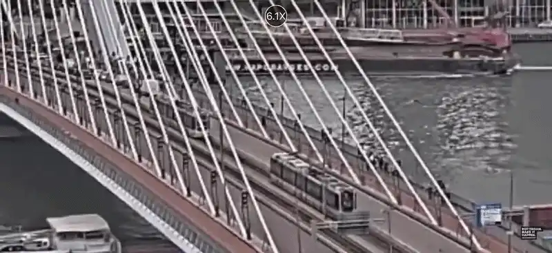 Momentul în care două tramvaie se ciocnesc pe Podul Erasmus din Rotterdam. 15 persoane au fost rănite