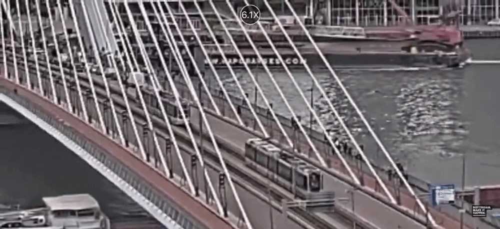 Momentul în care două tramvaie se ciocnesc pe Podul Erasmus din Rotterdam. 15 persoane au fost rănite