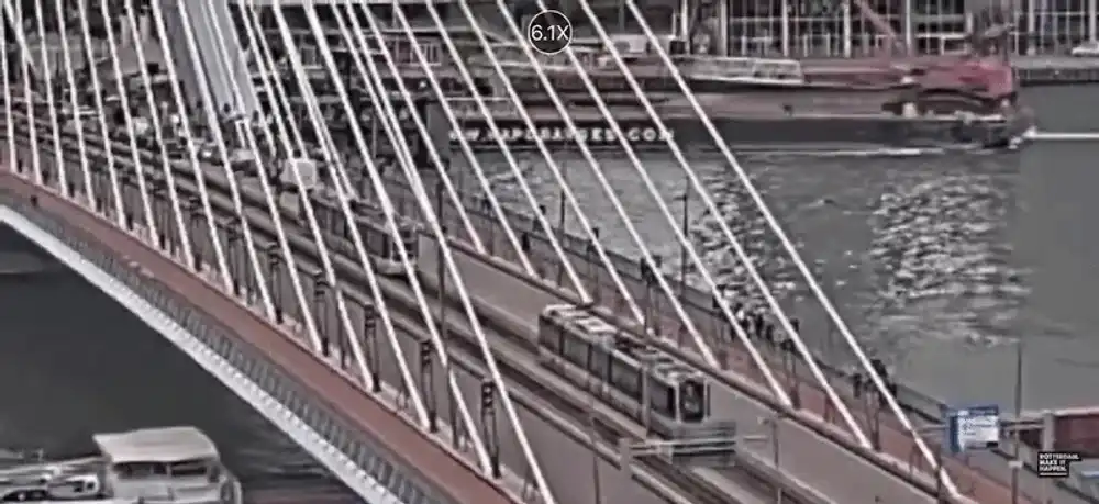Momentul în care două tramvaie se ciocnesc pe Podul Erasmus din Rotterdam. 15 persoane au fost rănite