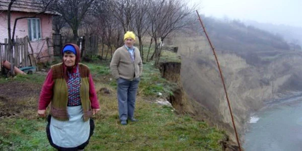 Casele de pe maul Olteţului sunt în pericol să se prăbuşească (foto Arhivă)