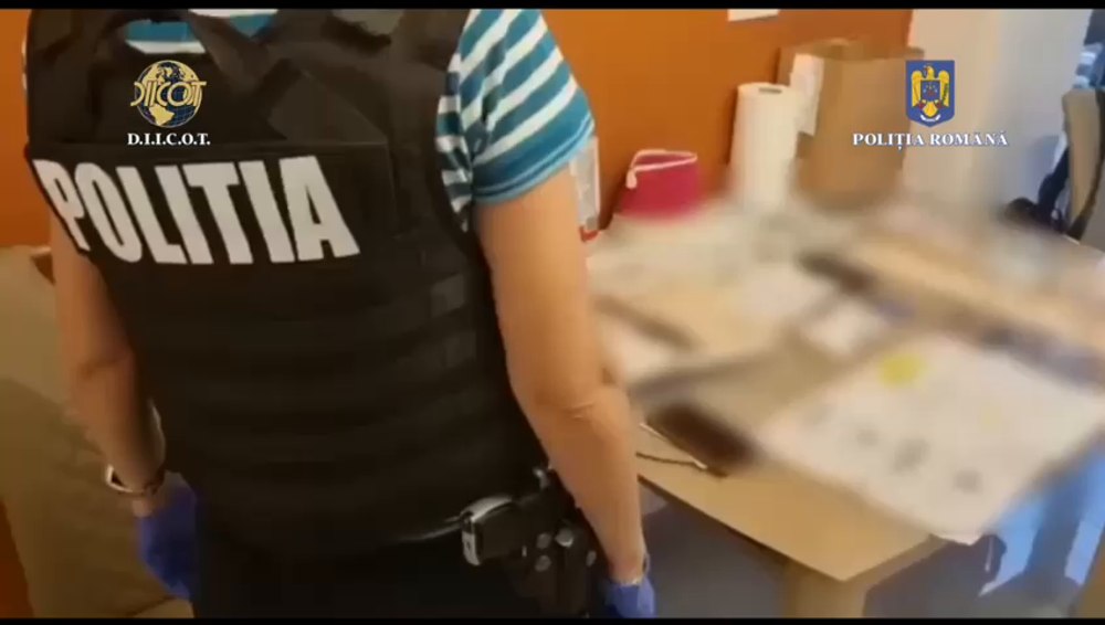 Cămătari și proxeneți, săltați de DIICOT. Ce au descoperit procurorii în locuințele lor VIDEO