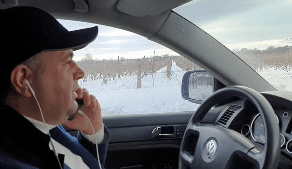 Prefectul de Vrancea, imprudență la volan: s-a filmat vorbind la telefon și fără centură de siguranță. „O să plătesc amenda“ VIDEO 