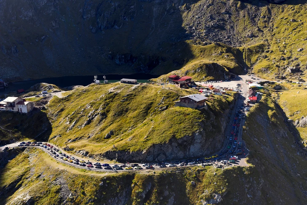 Transfăgărășanul: splendoare montană și haos turistic – adevărata față a celei mai spectaculoase șosele din România