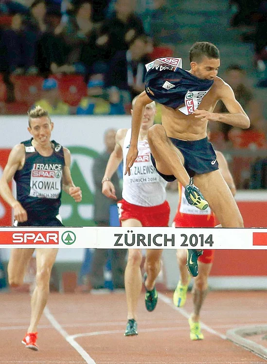 ...şi a sărit peste ultimul obstacol cu tricoul în gură