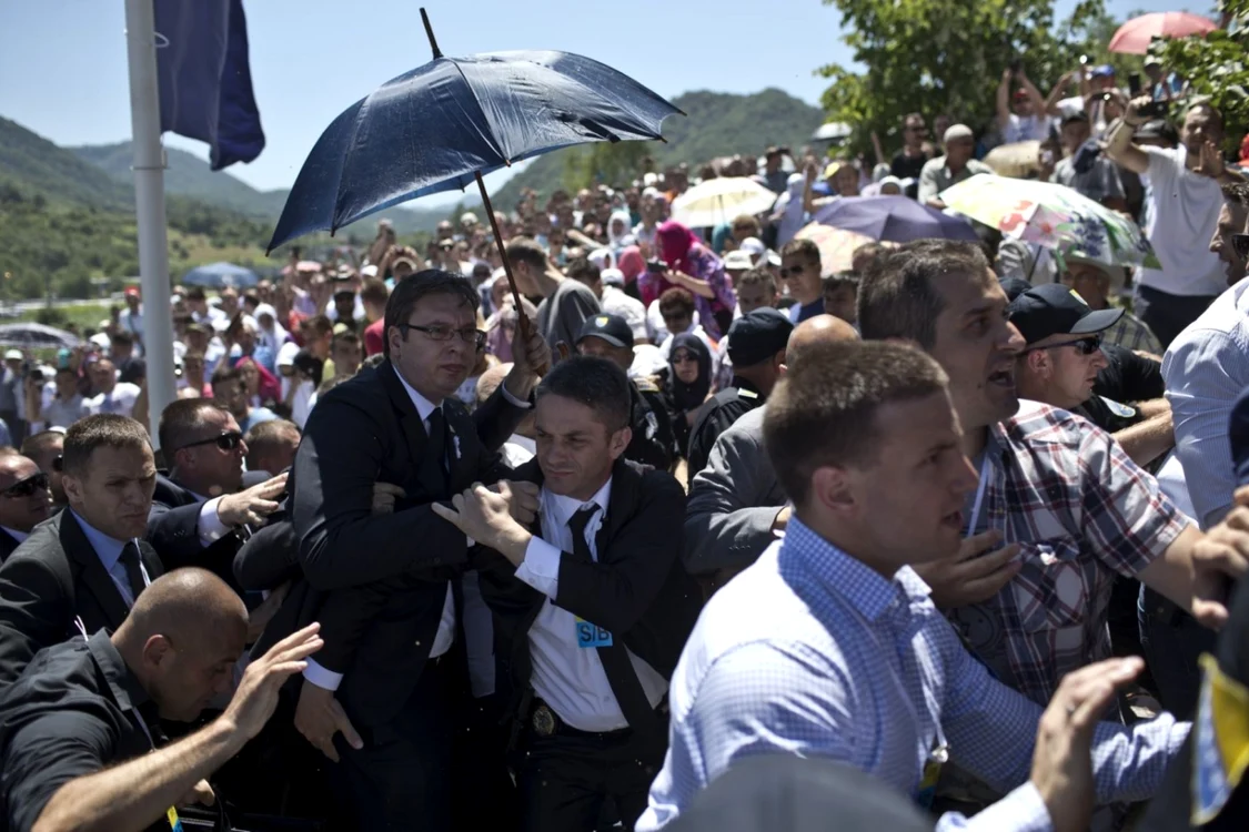 Premierul sîrb Aleksandr Vucici, înconjurat de forţele de securitate după ce oficialul spre oficialul de la Belgrad s-a aruncat cu o piatră FOTO AP
