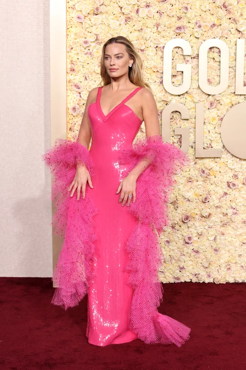 Margot Robbie, într-o rochie roz pe covorul roșu de la Globurile de Aur 2024