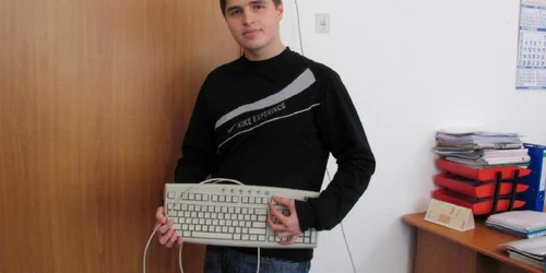 Alin dedică mult timp calculatorului foto: Mădălin Sofronie