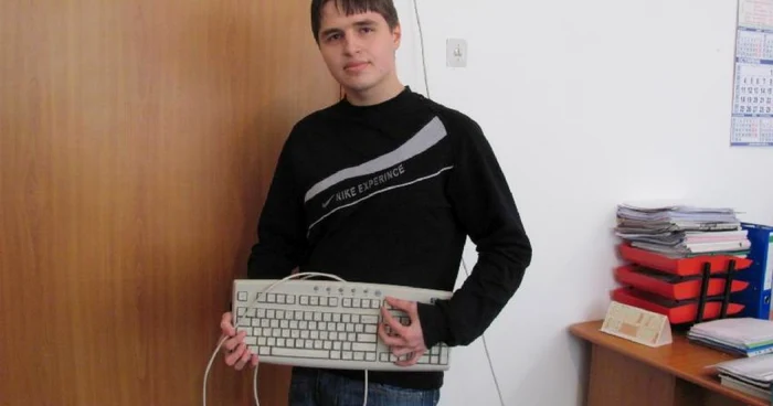 Alin dedică mult timp calculatorului foto: Mădălin Sofronie