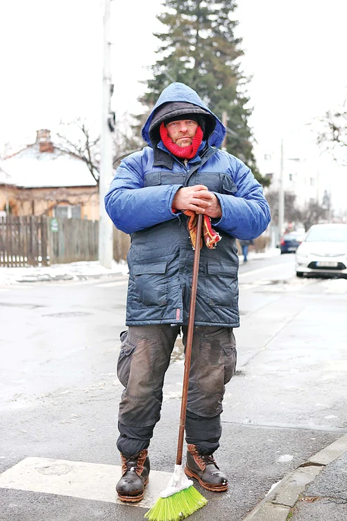 Mihai Costea  spune că  aşa vrea să-şi  ascundă  de hoţi  „comorile”  din casă