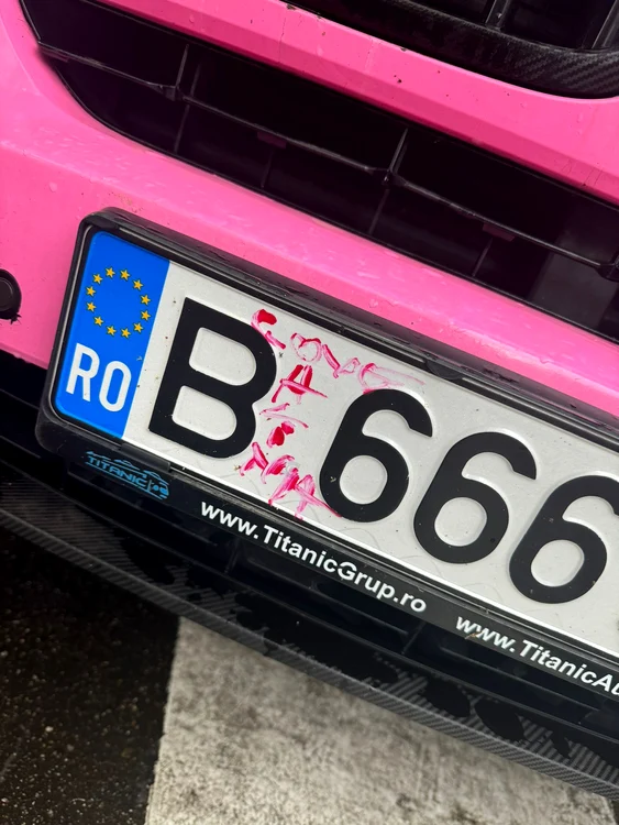 Numărul de înmatriculare, plin de lac de unghii / Sursă foto: Instagram