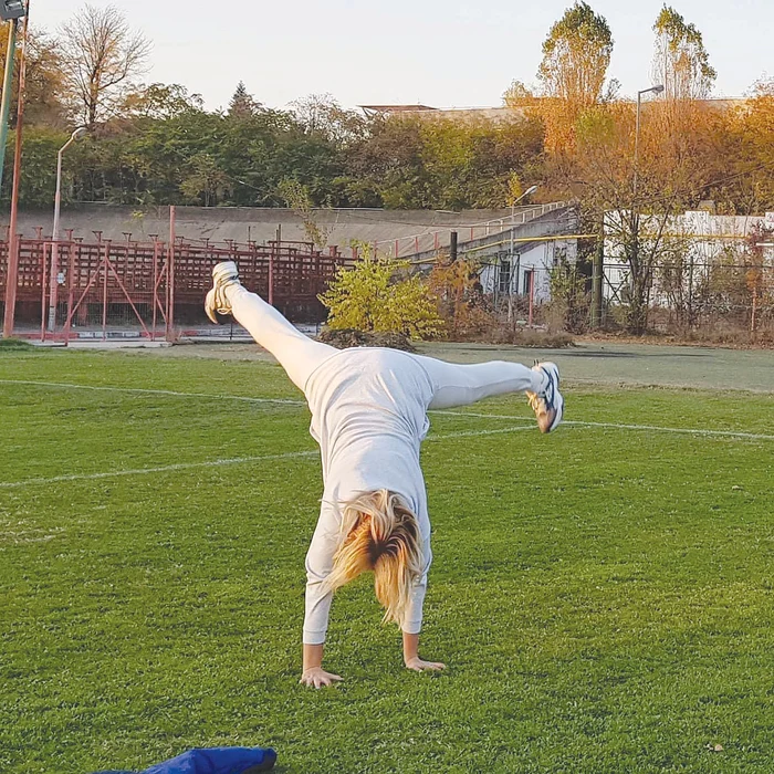 Atunci când vremea îi permite, artista alergă sau sare coarda în parcul IOR din Capitală