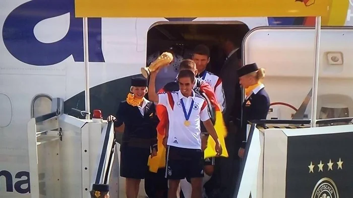 
    Căpitanul Lahm a ieşit din avion cu trofeul Cupei Mondiale  