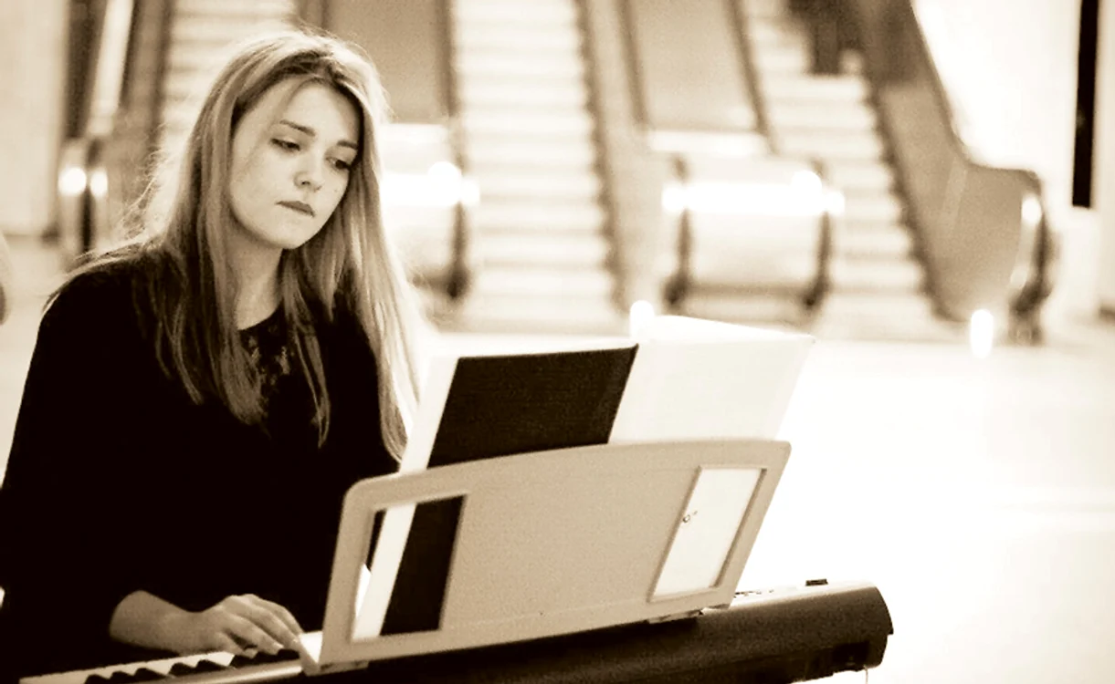 Teodora Ţepeş, studentă a Universităţii de Muzică Bucureşti, a cântat la pian