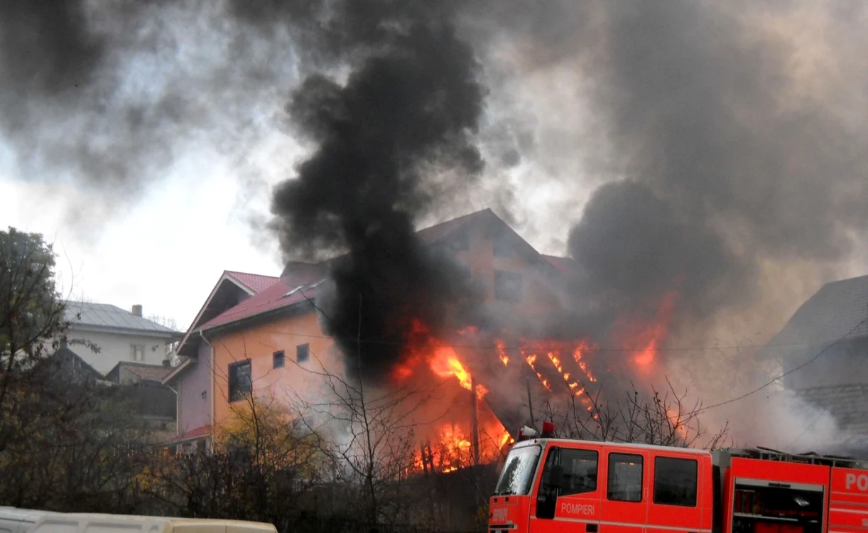 Locuinţă în flăcări FOTO ISU Galaţi