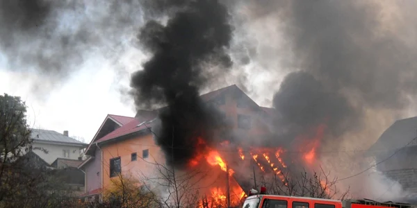 Locuinţă în flăcări FOTO ISU Galaţi