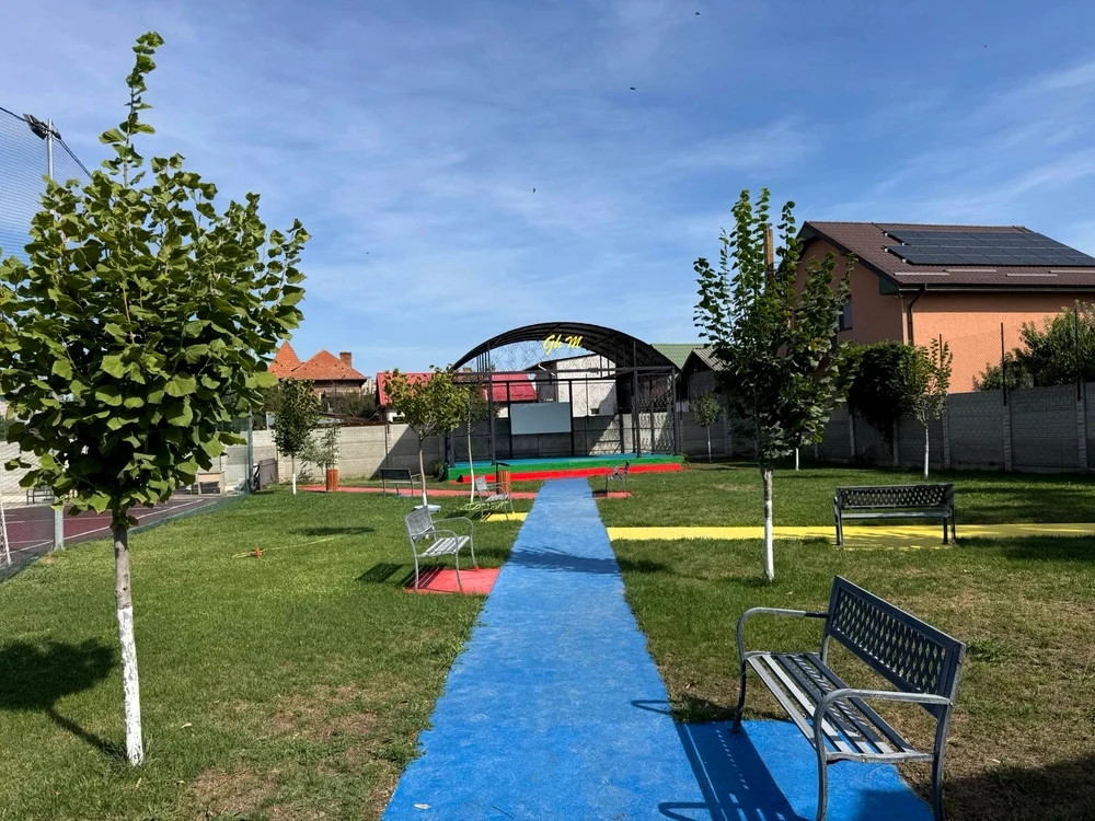 În urtea școlii s-a amenjat un mic parc, fiind plantați tei  FOTO: FB Școala Gh. Magheru