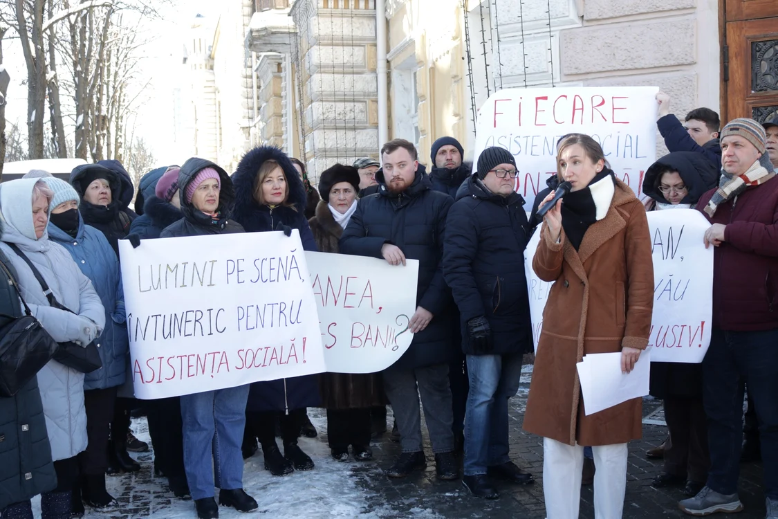 Consilierii PAS cu mai multe persoane au protestat în fața Primăriei Chișinău. FOTO: Facebook