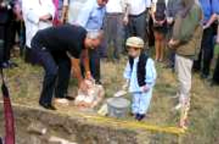 Hristo Stoichkov munceşte cot la cot cu un tânăr bulgar din Banat. FOTO: Vali Silaghi