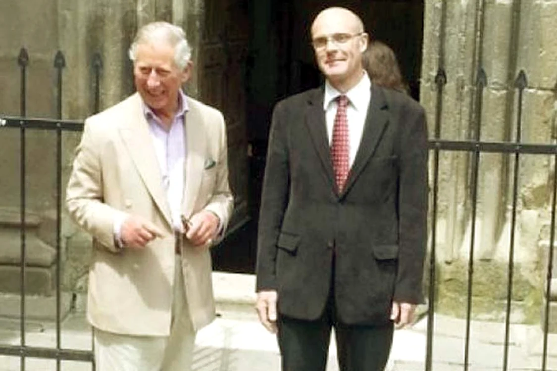 Prinţul Charles a ieşit la plimbare însoţit de prieteni