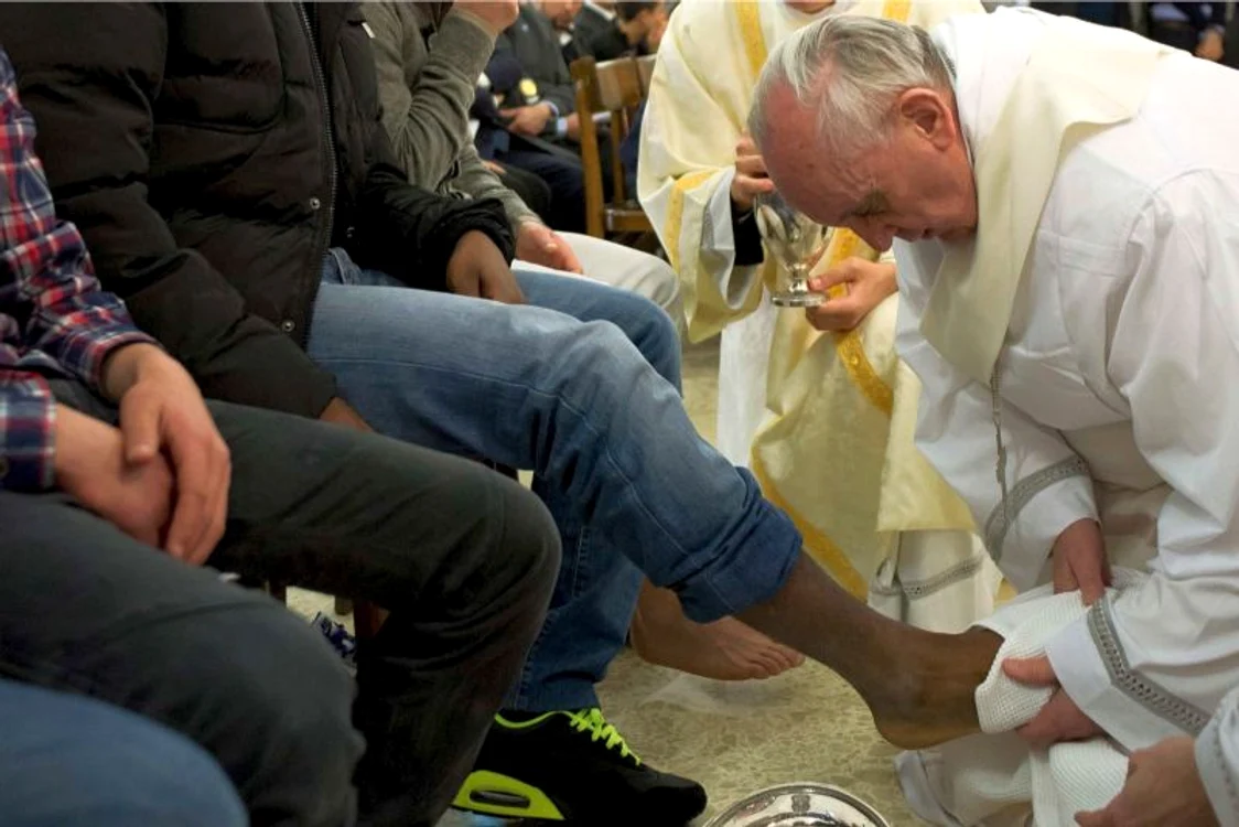 Papa Francisc a spălat şi a sărutat picioarele unor deţinuţi, pentru prima dată în istoria Vaticanului. (Foto: Reuters)