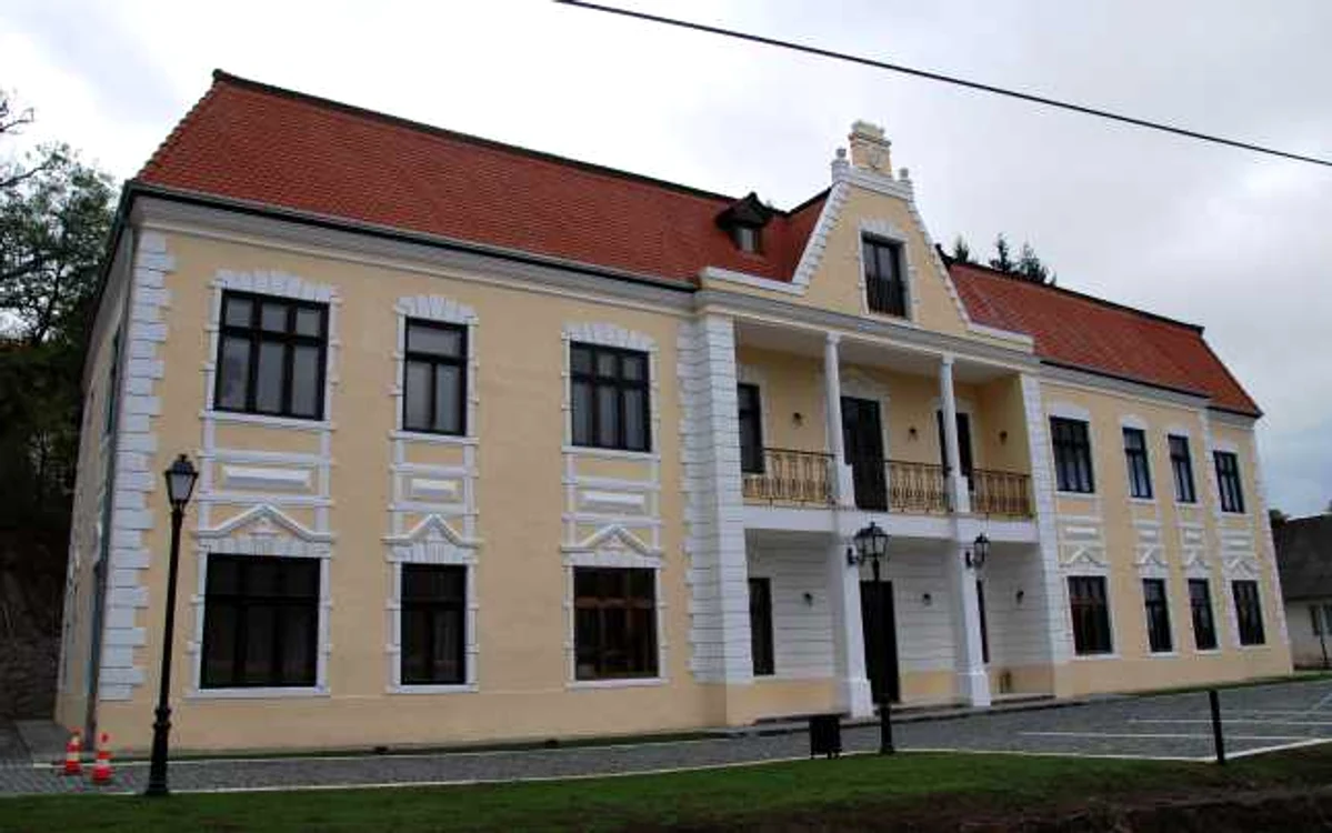 Clădirea vechii primării din Roşia Montană a fost restaurată de RMGC