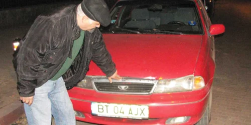 Florin Onofrei arată locul în care i-a fost lovită maşina