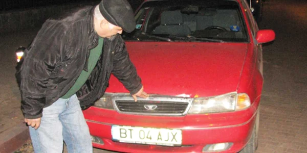 Florin Onofrei arată locul în care i-a fost lovită maşina