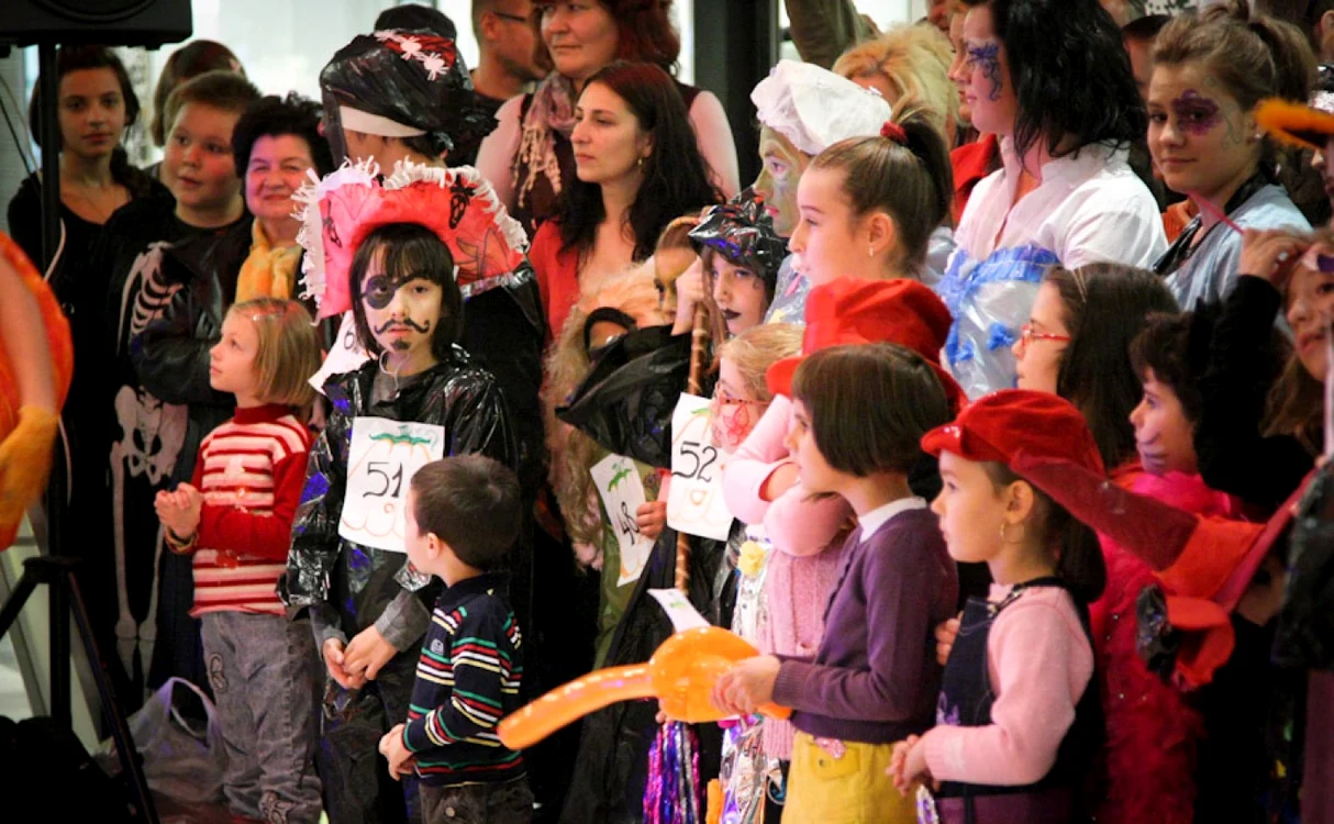 Halloween, o sărbătoare îndrăgită atât de elevi, cât şi de părinţi