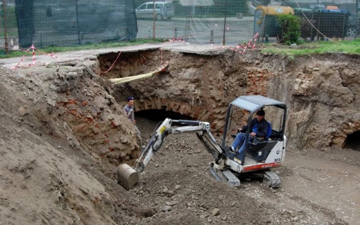 Lucrările de construcţii scot la iveală multe tuneluri subterane