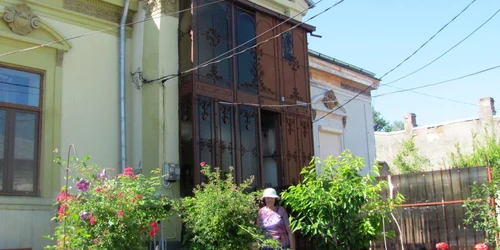 Aurelia Chiriacescu în faţa casei sale