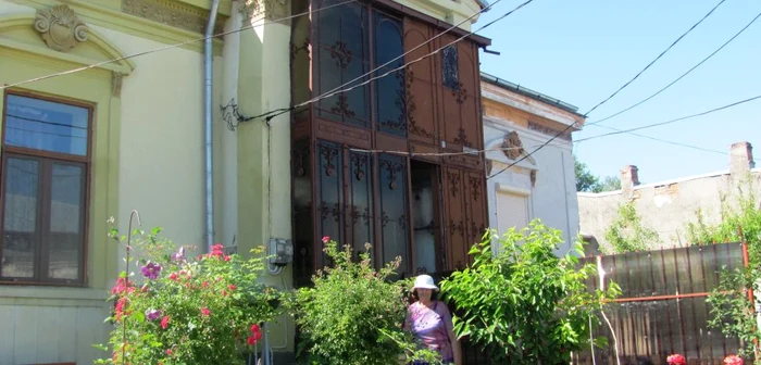 Aurelia Chiriacescu în faţa casei sale