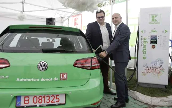 Retailerul Kaufland şi dealerul de maşini Autoklass au lansat recent primele reţele de încărcare a maşinilor electrice din România, dar ţara noastră are nevoie de mult mai multe astfel de puncte de încărcare