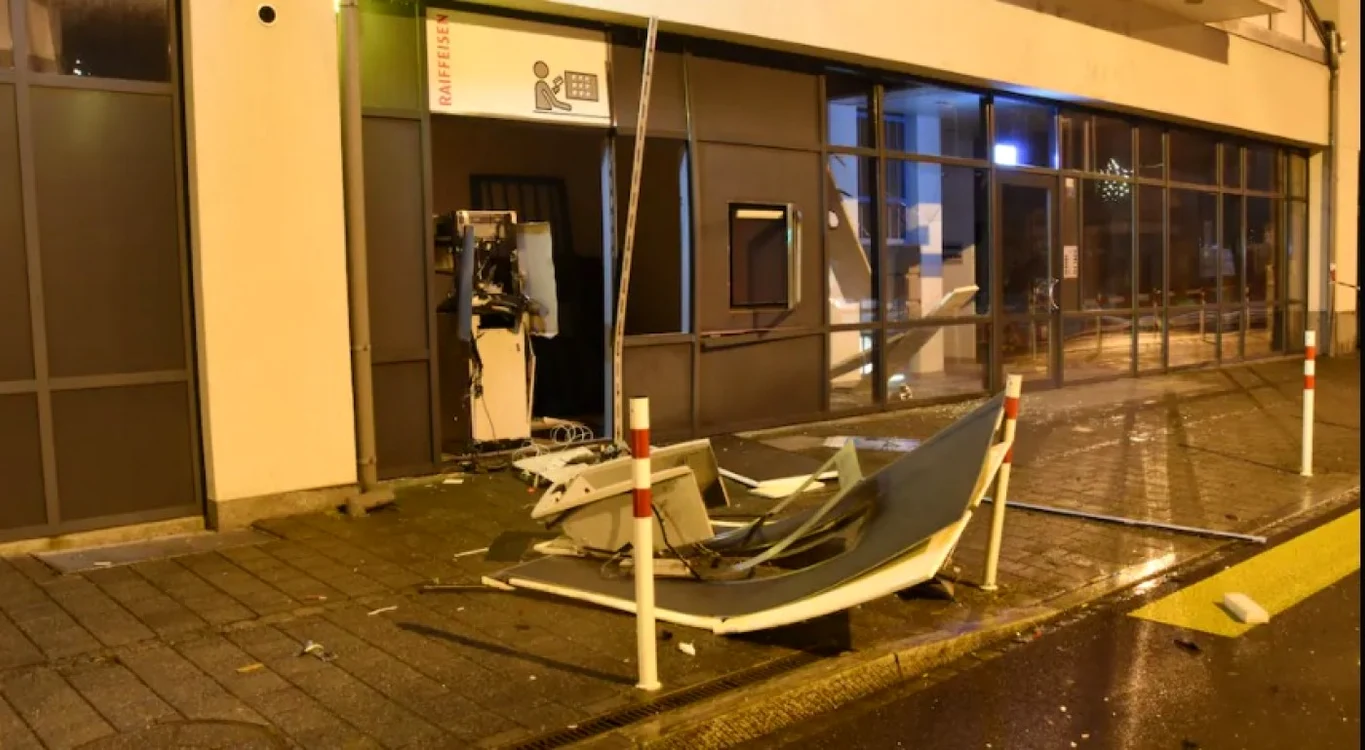 Un român a smuls cu tractorul un bancomat Foto: Arhivă